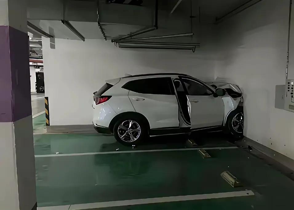 这是喝多了，还是踩错刹车了？还是和老公赌气往墙上撞呢？