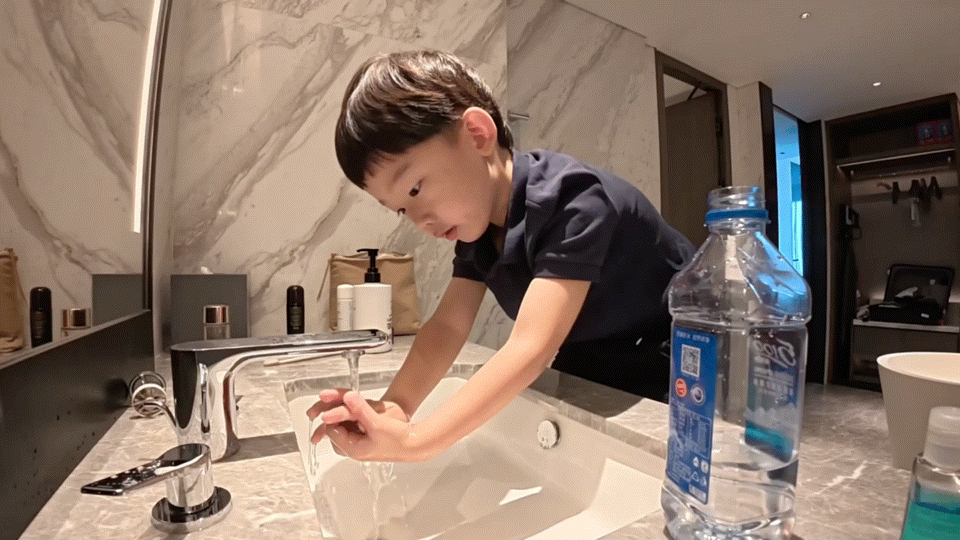 GAI儿子说这是我的vlog 柚子简直是vlog界未来之星！郑州场vlog里举着
