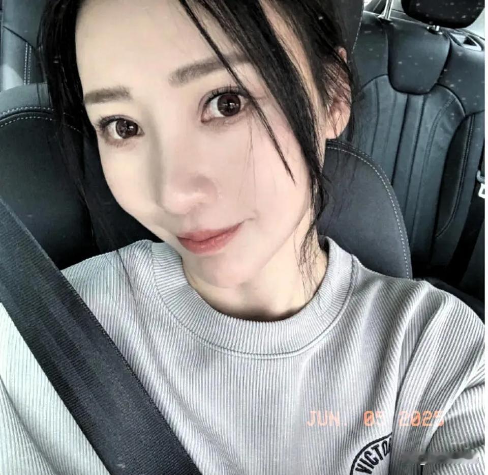 44岁的柳岩最近一次采访时说：没有结婚，生孩子，是她这辈子最后悔的事情。

她说