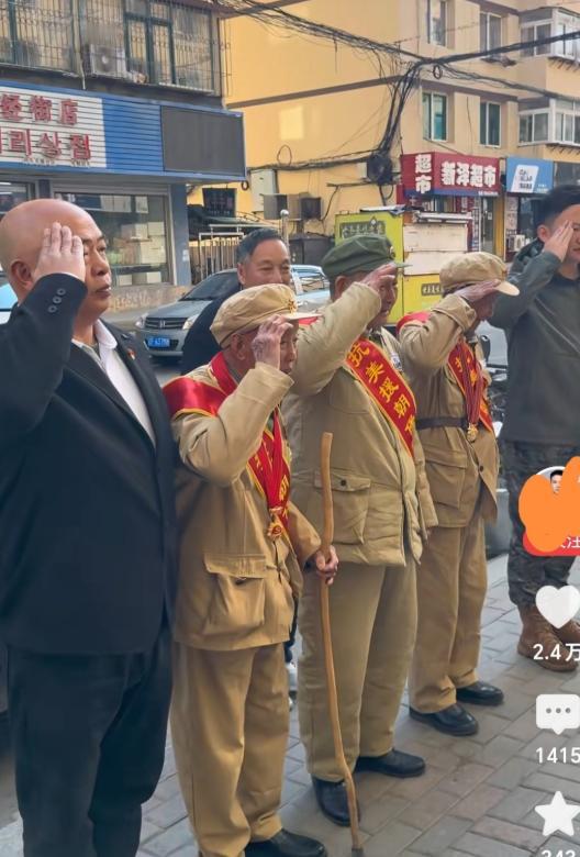 辽宁丹东，一家小饭店来了15个人吃饭，吃完饭后要结账，老板娘说什么都不收钱，还说