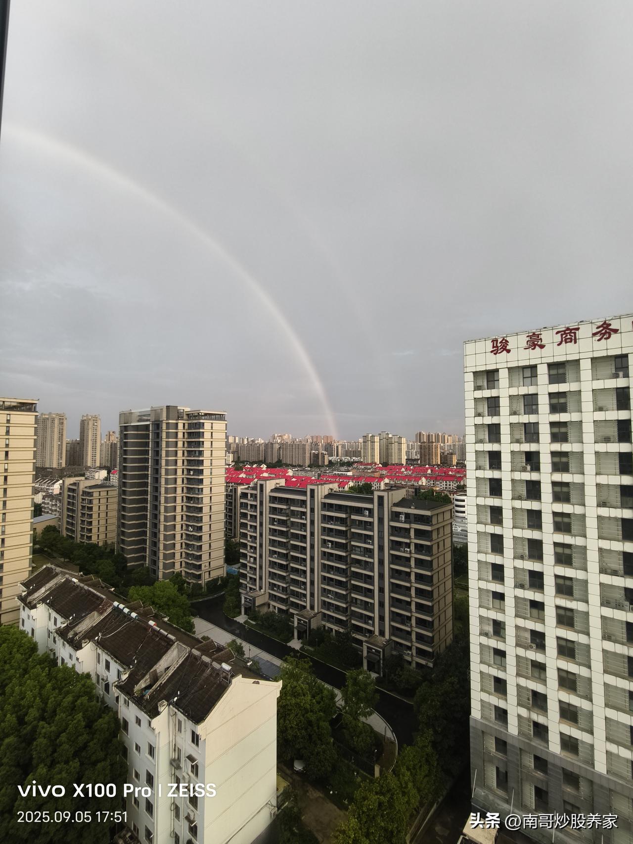 美股昨夜至今收盘，跳水也成了家常便饭。
昨天看到一个高志凯教授的视频说：接下来可