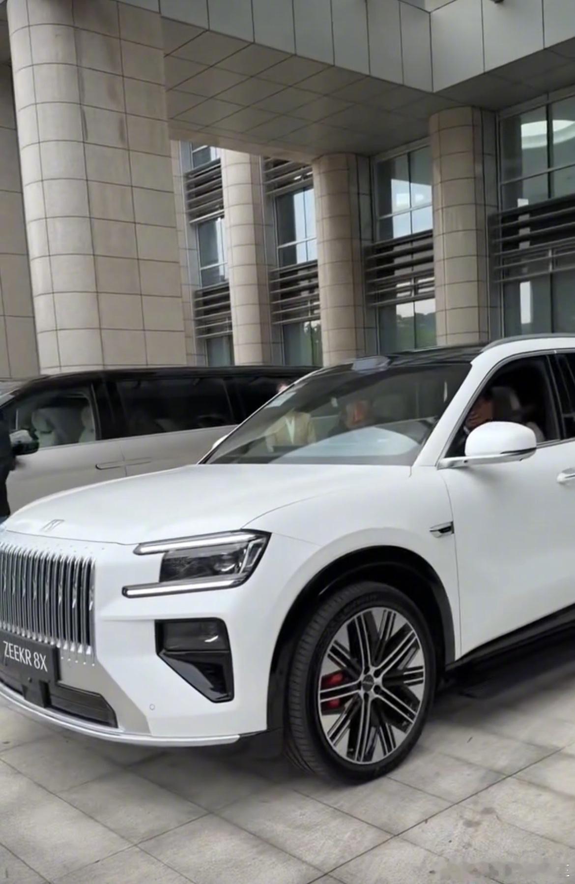 联想CEO杨元庆试驾国产豪车 联想集团董事长杨元庆率队到访吉利集团，并试驾了即将