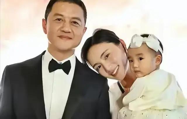 李亚鹏与海哈金喜离婚，看似是一段明星婚姻的落幕，实则给所有男性提了个严肃警告：