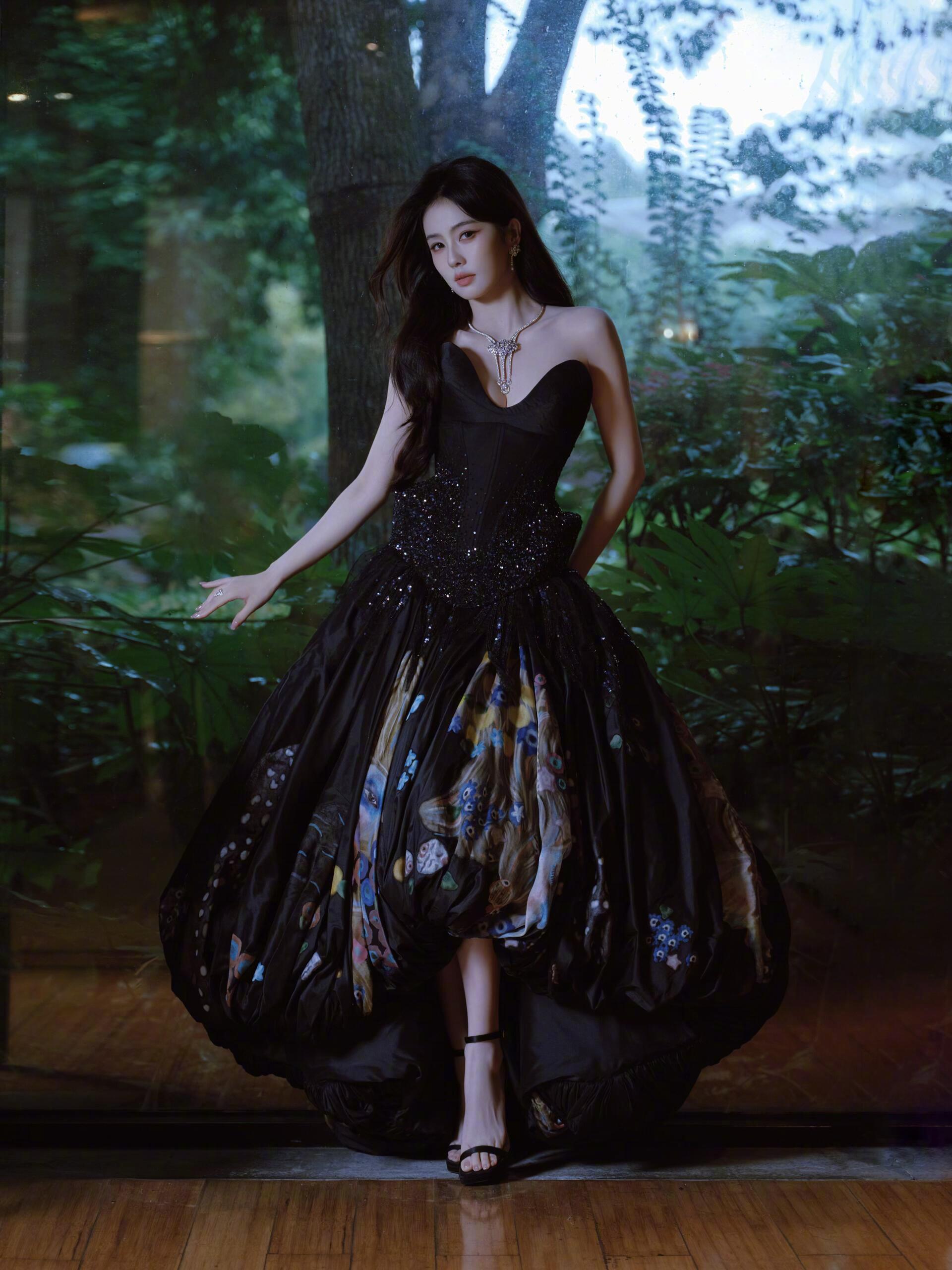 白鹿高定穿搭简约奢华白鹿出席线下时尚活动，身穿Rahul Mishra 2025