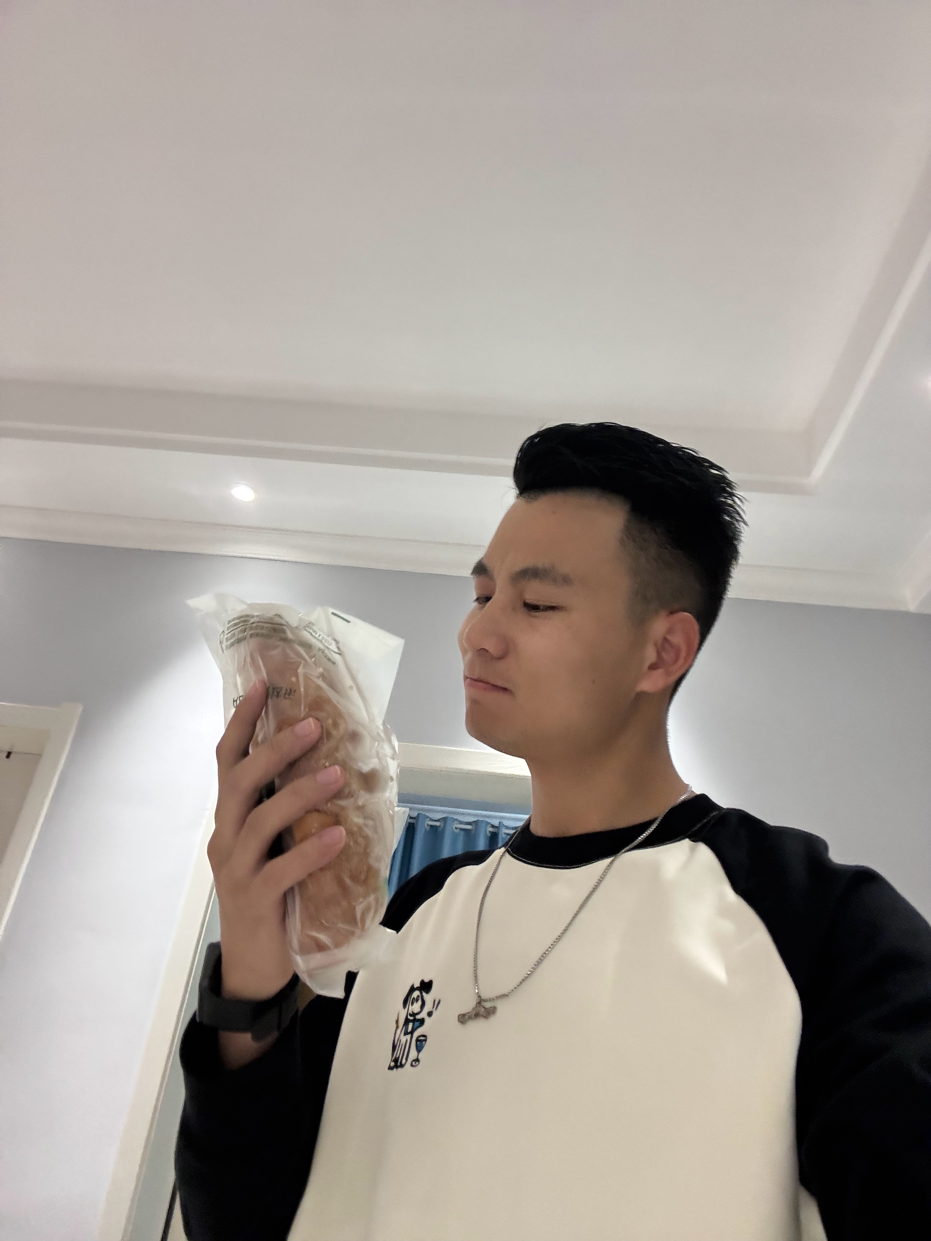 吃个坚果面包！50分钟就到了～绵阳机场真的太近了[笑cry]多开点航班啊！ ​​