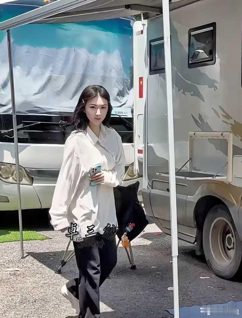 景甜片场路透状态太绝，皮肤白皙透亮，脸蛋肉肉的胶原蛋白满满，满满的女大学生既视感
