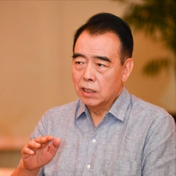 大导演，陈凯歌，也竞选过奥运开幕式，非常激动，当场吟唱了一首诗歌：剑外忽传收蓟北