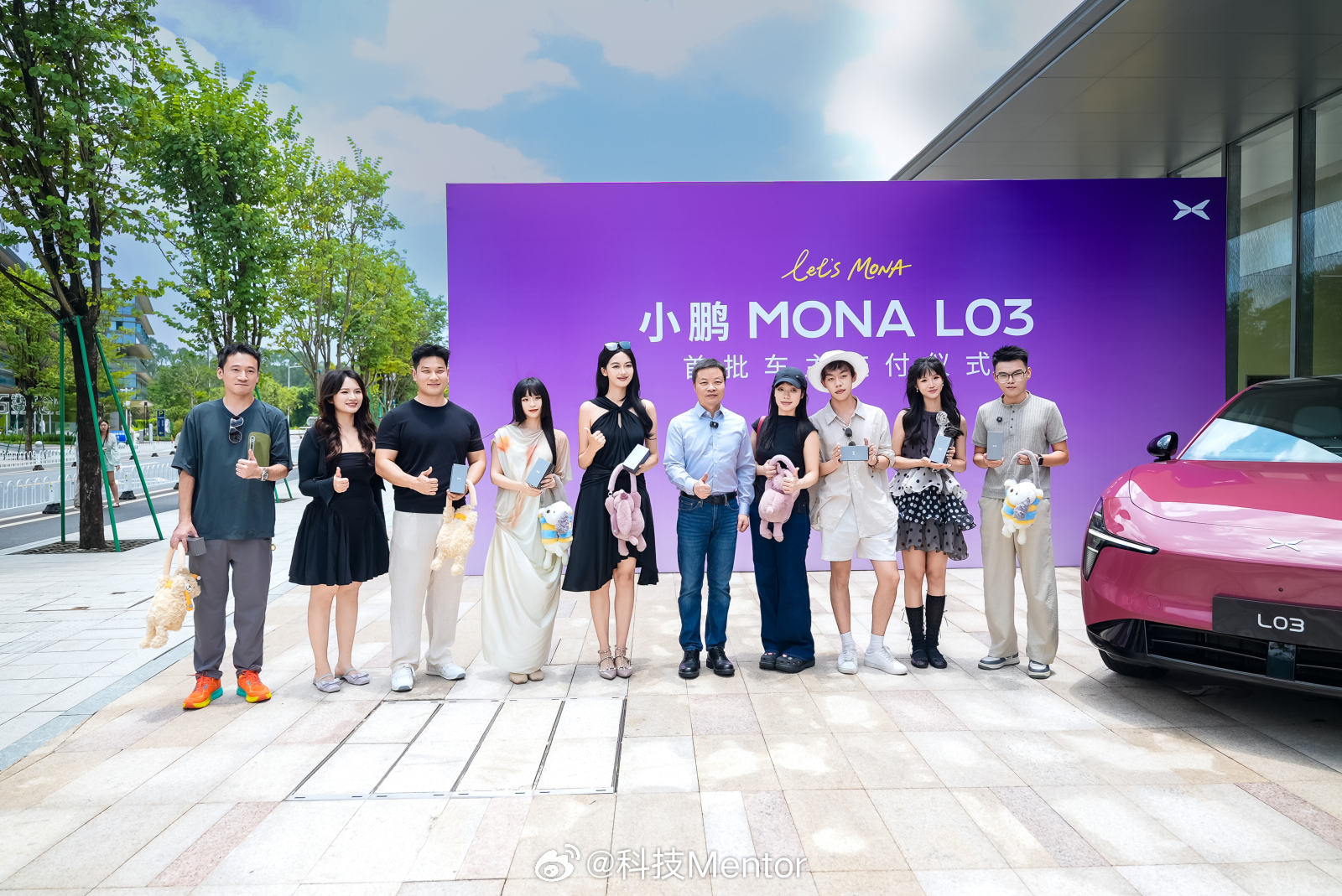 何小鹏给MONAL03首批车主交付小鹏MONAL03火热提车看着何小鹏在广州总部
