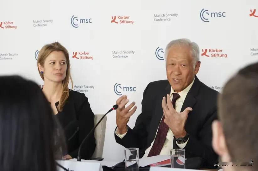 新加坡前外长杨荣文把中美关系比作唐僧和孙悟空，说美国耍泼猴脾气时中国能用“紧箍咒