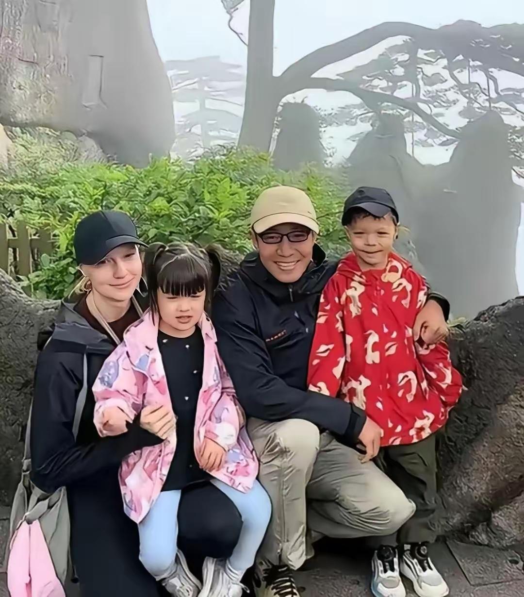 撒贝宁一家4口．一儿一女．一个随了爸．一个随了妈