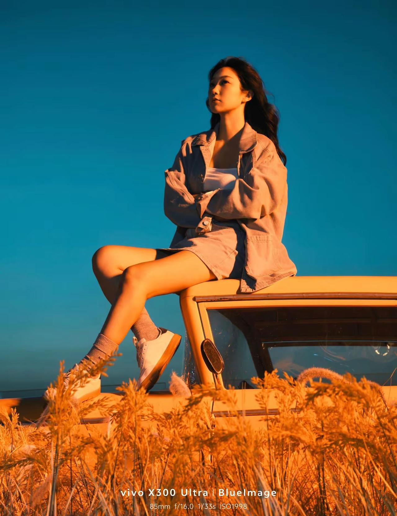 落日是开场，夜色是尾声。海边公路、复古轿车、漫无边际的晚风，不必刻意追赶风景，光
