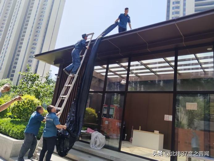 凉亭焕新添暖意 走动办公解民忧
 
为切实回应居民需求，万柏林区南寒街道中海社区