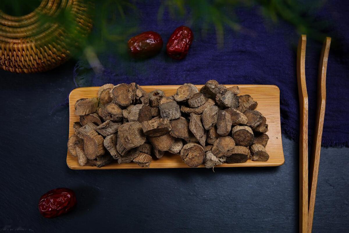 血瘀在胸用丹参，血瘀在头用川芎，血瘀在肝用香附



第一个血瘀在胸用丹参

如