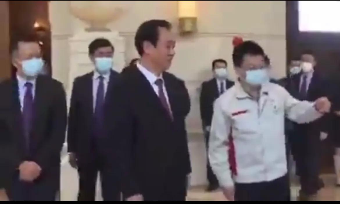 许家印100%后悔向洋人借钱。

进去一年后，许家印已被移送至深圳，便于跟恒大高