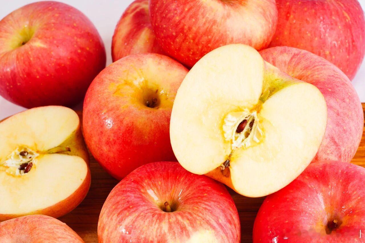 【为什么苹果和香蕉有助于调节血压？】香蕉对血压的调节，主要和其中丰富的钾有关。充