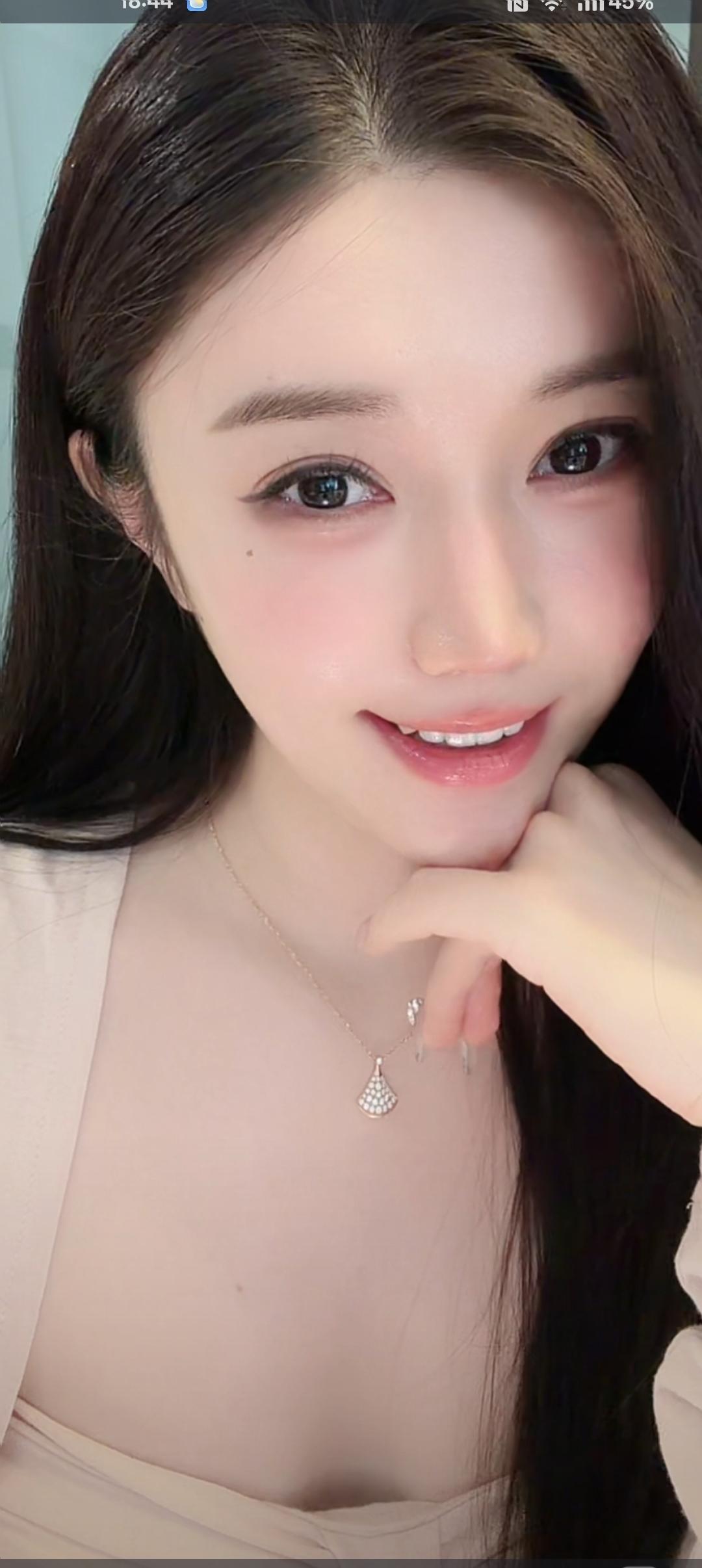 这姑娘笑起来真甜！