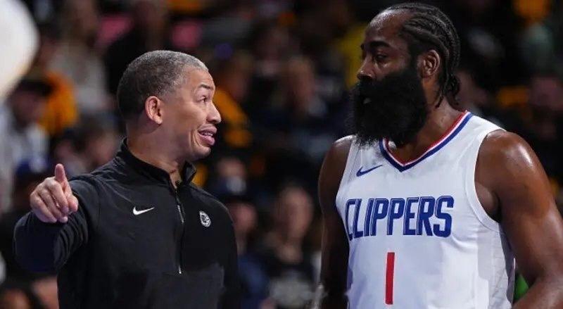 NBA季中锦标赛西部B组快船对阵掘金的比赛正在进行中。目前双方上半场战罢，快船以