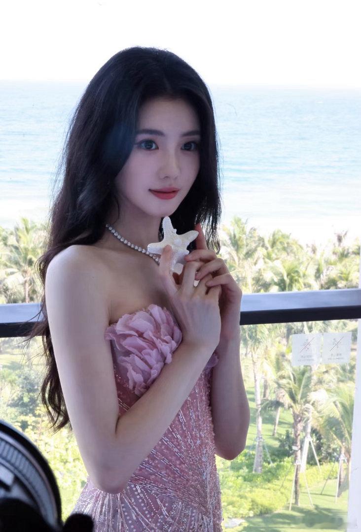 刘浩存缺一个更好的发型师，每次活动不是黑长直，就是黑长卷，全靠一张脸在撑😄