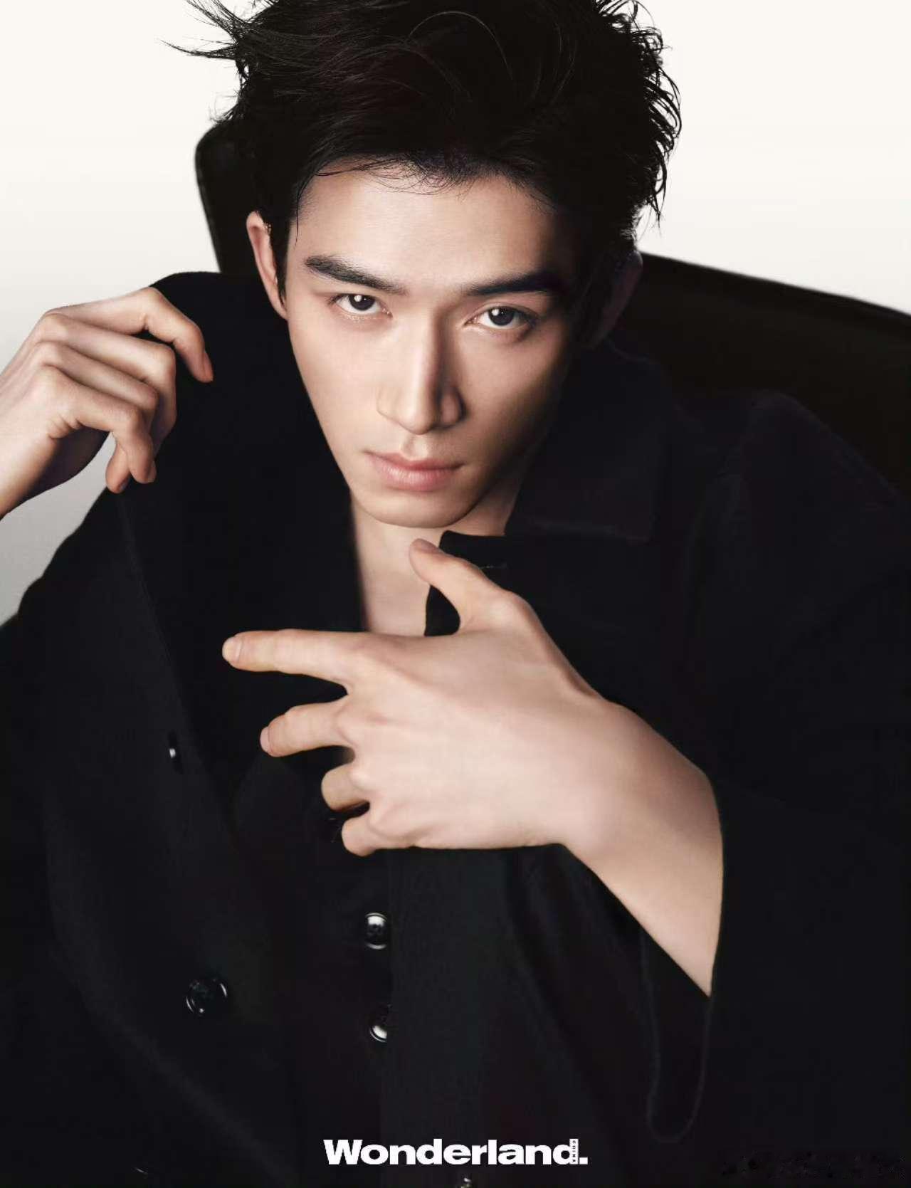 王星越高智感造型 完全就已经拿捏住气场了呀，看到杂志封面的王星越高智感造型，非常