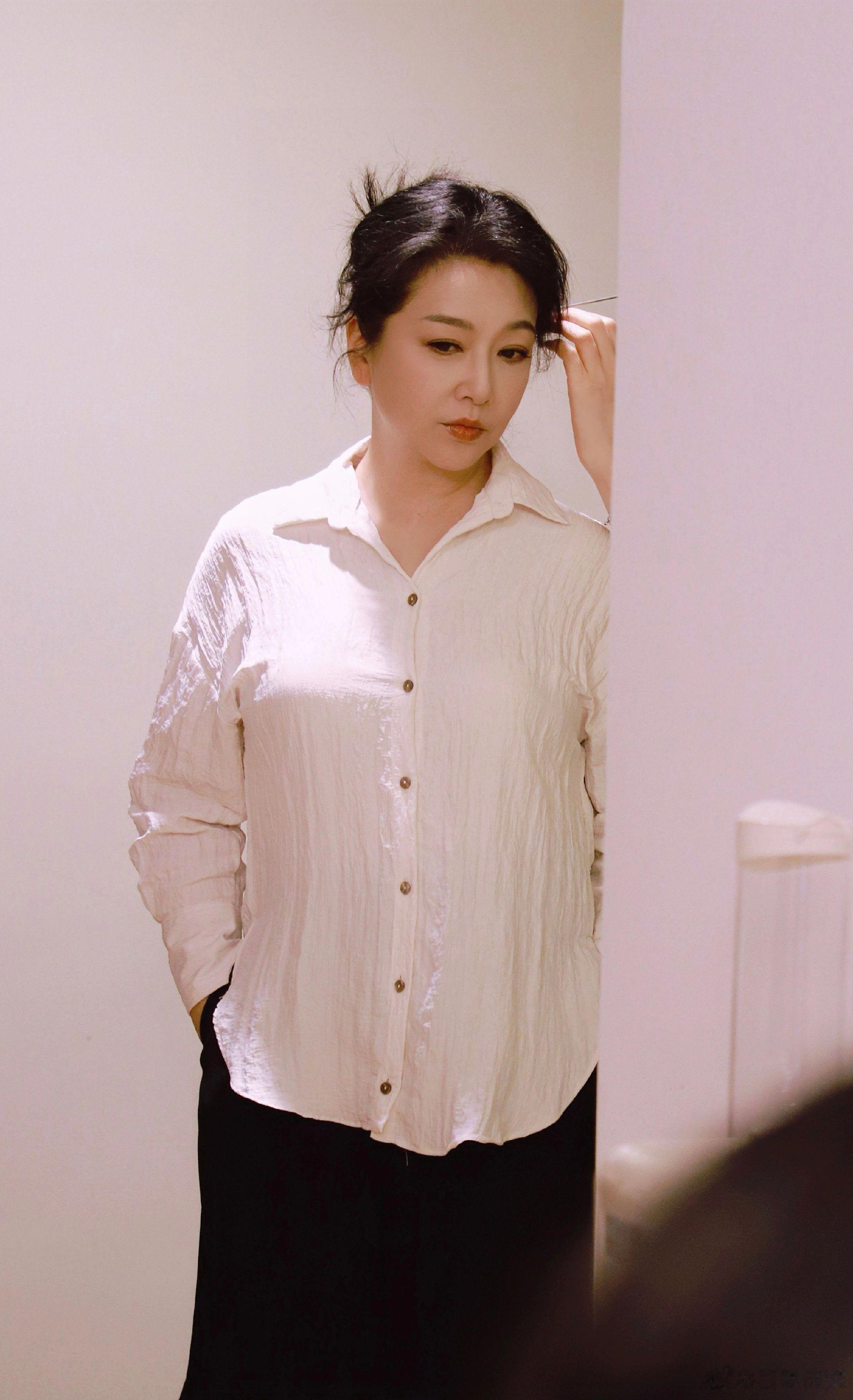 江珊妈咪。谁能想到这是57岁的状态啊，这柔情似水的眼神简直迷晕我😍?...