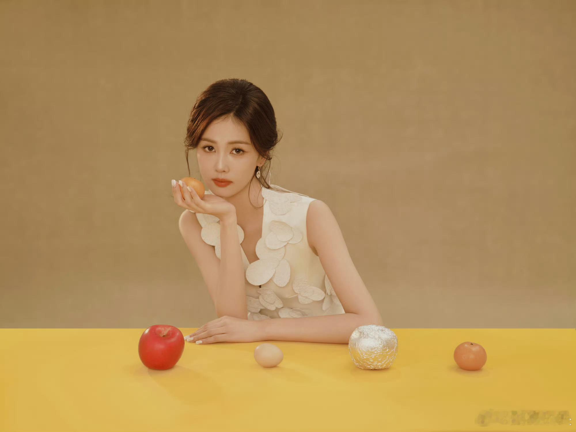 白鹿[超话]  白鹿真的是骨感超绝瘦美女 这个裙子在她身上再合适不过了 中国美女