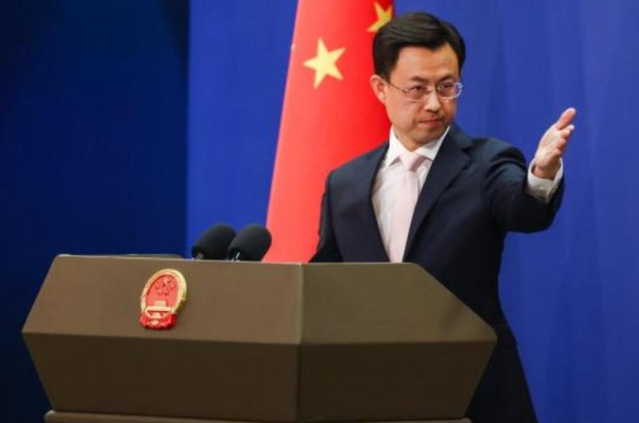 路透社记者捕捉到一幕画面：东京防务博览会展位处，日本防卫部门工作人员长时间停留于