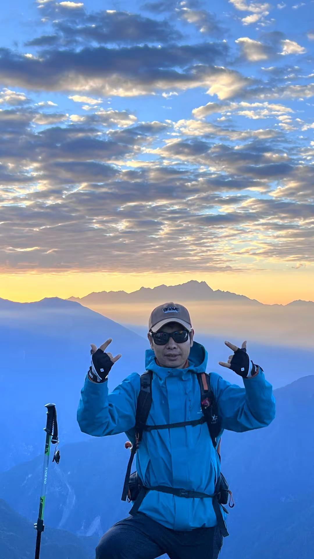 关关难过关关过，前路灿灿亦漫漫。青春没有售价登山不在话下