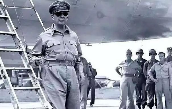 1945年，麦克阿瑟驻日7年：当“太上皇”霸日本女神，离开却被数百万人送行。
 