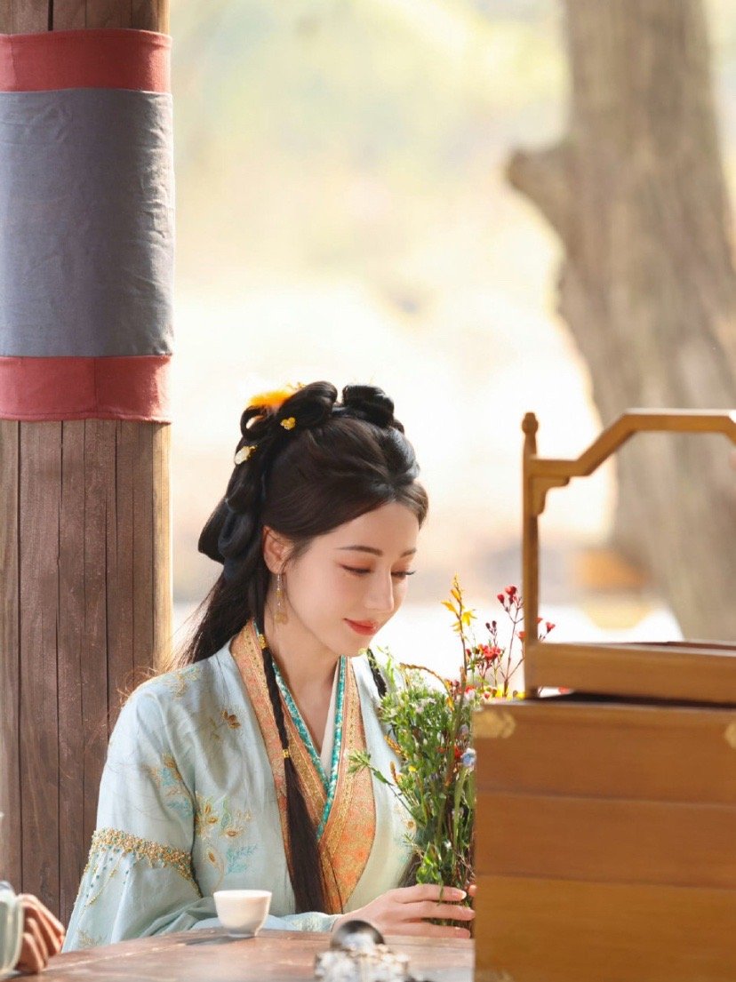 檐下煮茶，案前插花。这一低头的温柔，是属于迪丽热巴的东方诗意。迪丽热巴古风大片迪