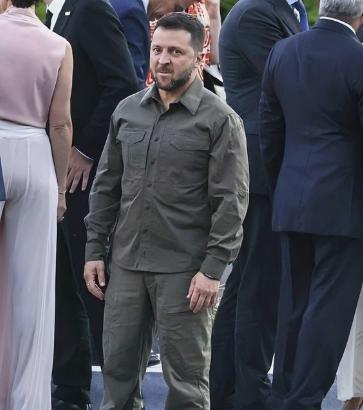 泽连斯基这是要搞独裁了，再次推迟议会跟总统选举，这是要关起门来当皇帝吗？
 
近