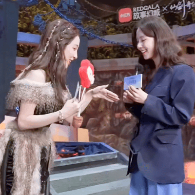 刘诗诗张小婉你们俩也太会互动了吧！可爱到犯规～ 