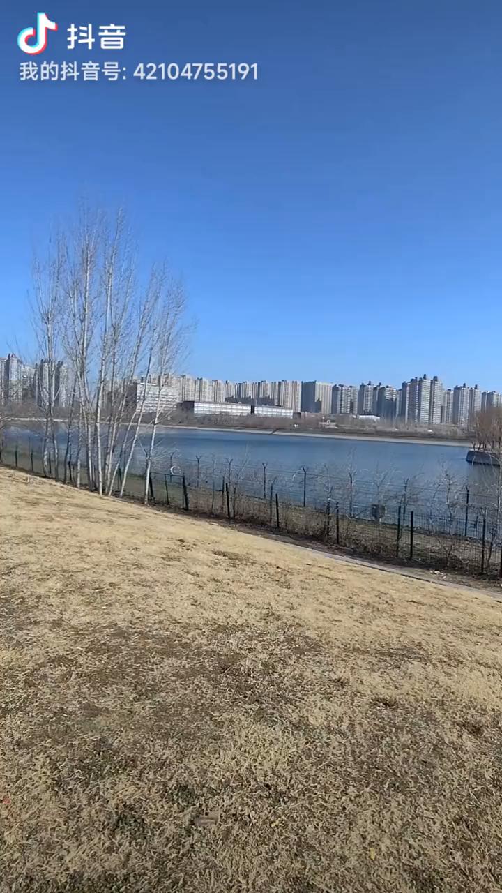 探访城市烟火，看见生活最真实的样子。刚走进公园，我看到了人间最真实的温度。河边那