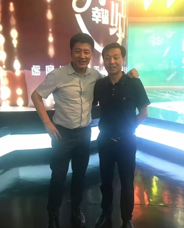 认定张雪峰是块金子的初中班主任朱建军老师，张雪峰多次在公开场合提及这位恩师。
 