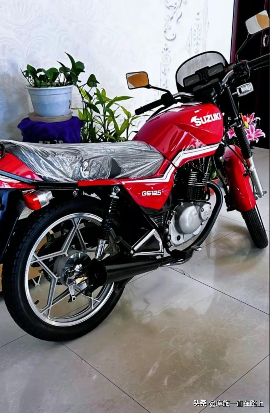 库存的铃木GS125，因为不是国四标准上不了牌。
摩友开价一万转让。
一个摩托车