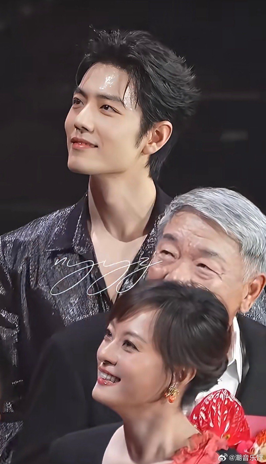 肖战手势比枪肖战给了黄觉一枪笑得好开心肖战被叫驸马害羞了 这个战咋这么萌！手势比