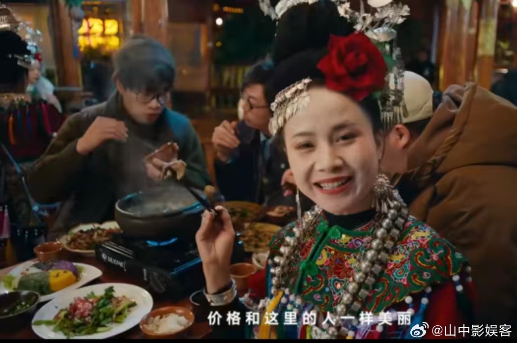 一半是热火朝天的喧嚣，一半是风雨桥上的宁静。走在百年风雨桥上，看江水缓缓流淌，听