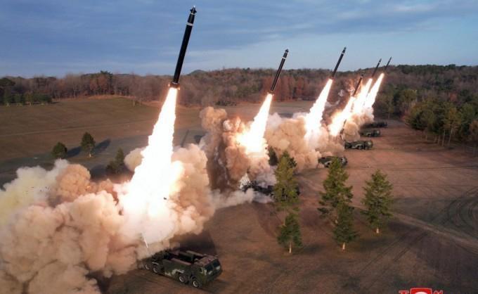 根据韩国军方消息，12月9号，朝鲜向半岛西部的海域发射了10多枚火箭炮弹。韩国方