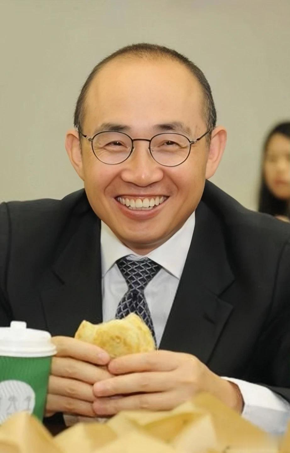 潘石屹和许家印都是搞房地产的商人，作为同行，为什么前者能全身而退，后者却无法自拔