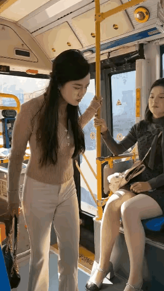 公交车霸座还装横？高智商美女一招治服，太解气！
 
真是什么人都有！公交车上明明
