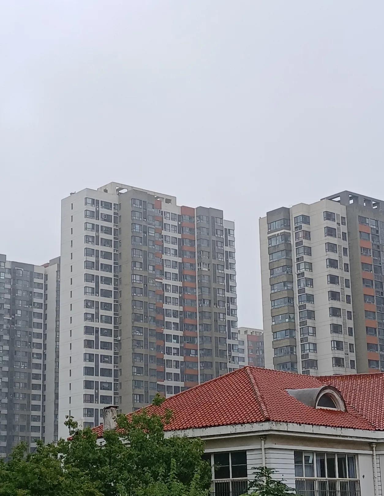 父亲离世后的“平静”：是释怀，还是另一种铠甲？
 
同事父亲走了没几天，就笑着跟