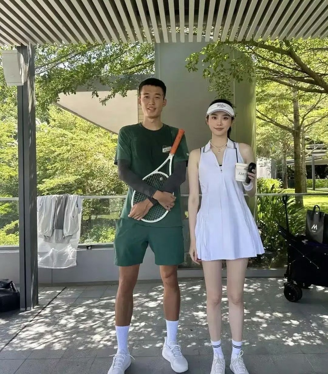 电视上看着一般般，真人巨漂亮。 ​​​