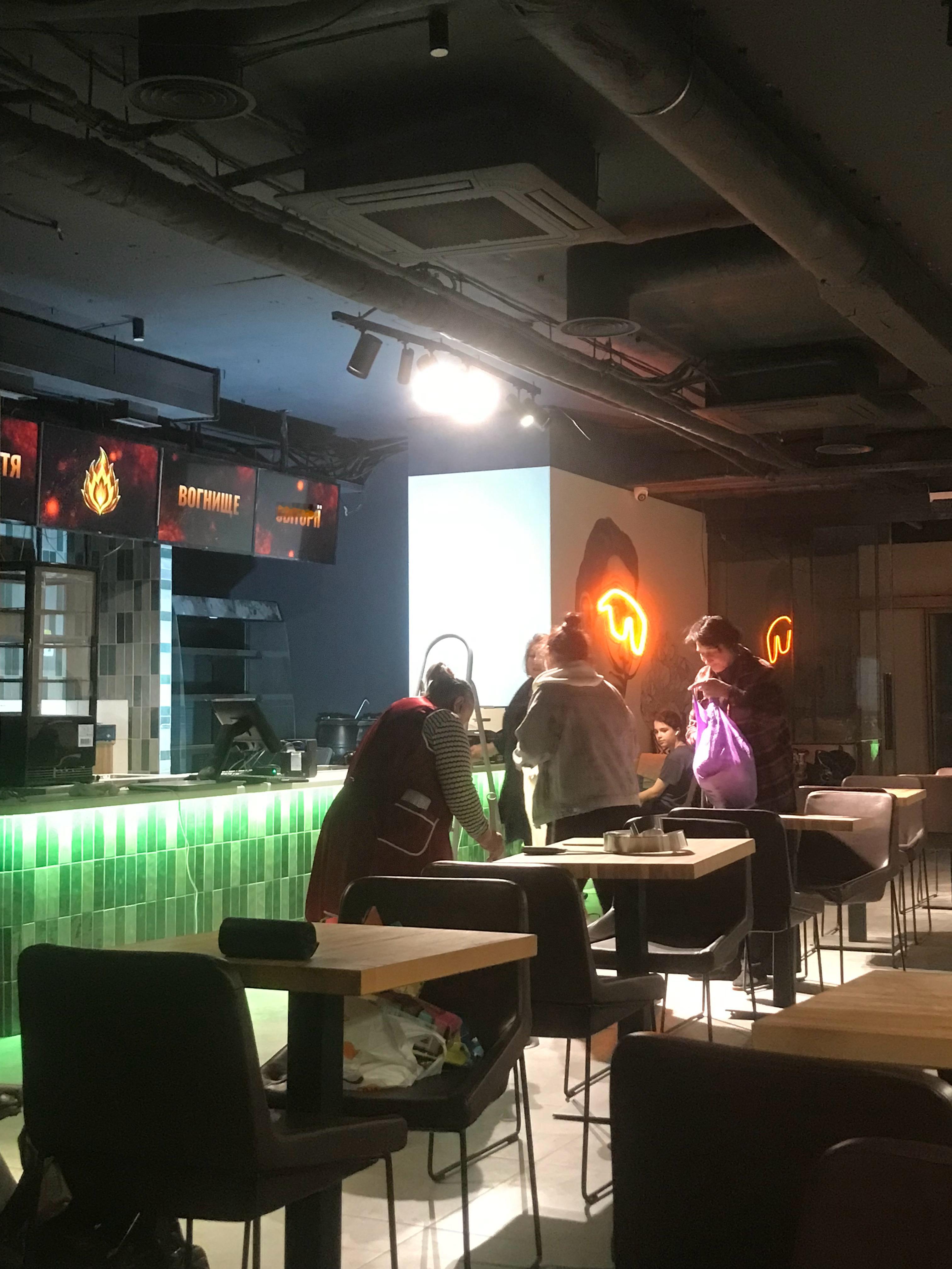 今夜，五名乌克兰女性为我们220平的餐厅进行开业前的大扫除，收费16000格里夫