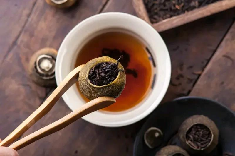 那还是十几年前，一位老上级送了我一纸袋茶，我满心激动。拿回家一看，原来是两罐小青