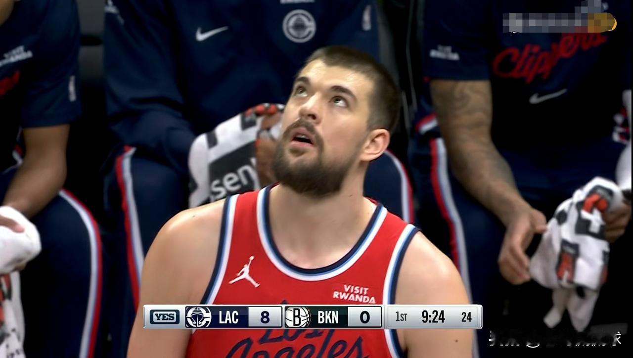 我忍不住要怒喷快船当家中锋祖巴茨，他真是一个大软蛋！在今天快船客场挑战篮网的上半