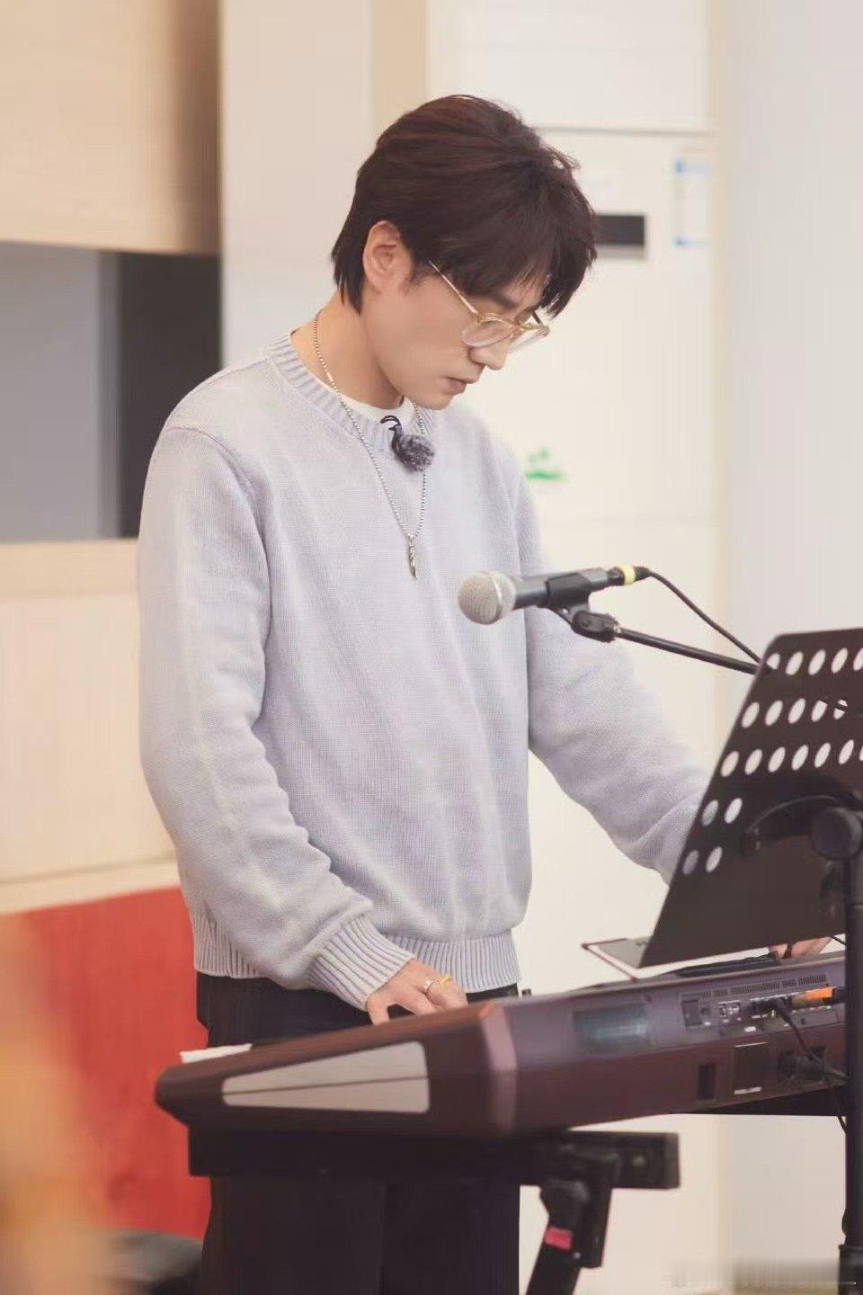 王铮亮音乐小课堂开课了王铮亮 当钢琴前奏响起，小朋友们的眼睛瞬间亮了！亮哥指尖流