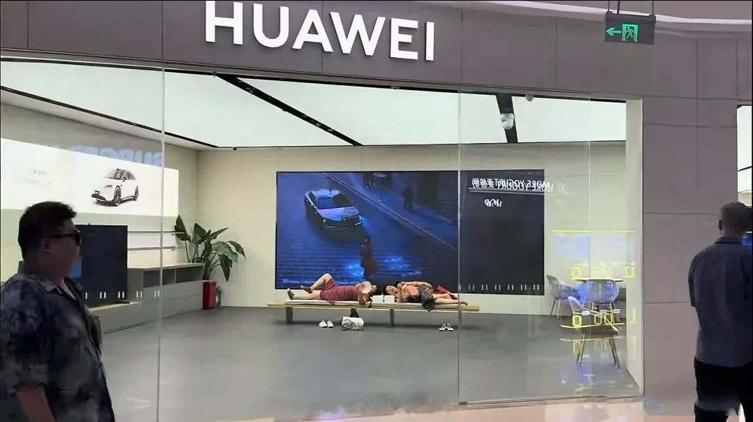 华为专卖店容忍度挺高的，两位大妈都躺店里了 ​​​