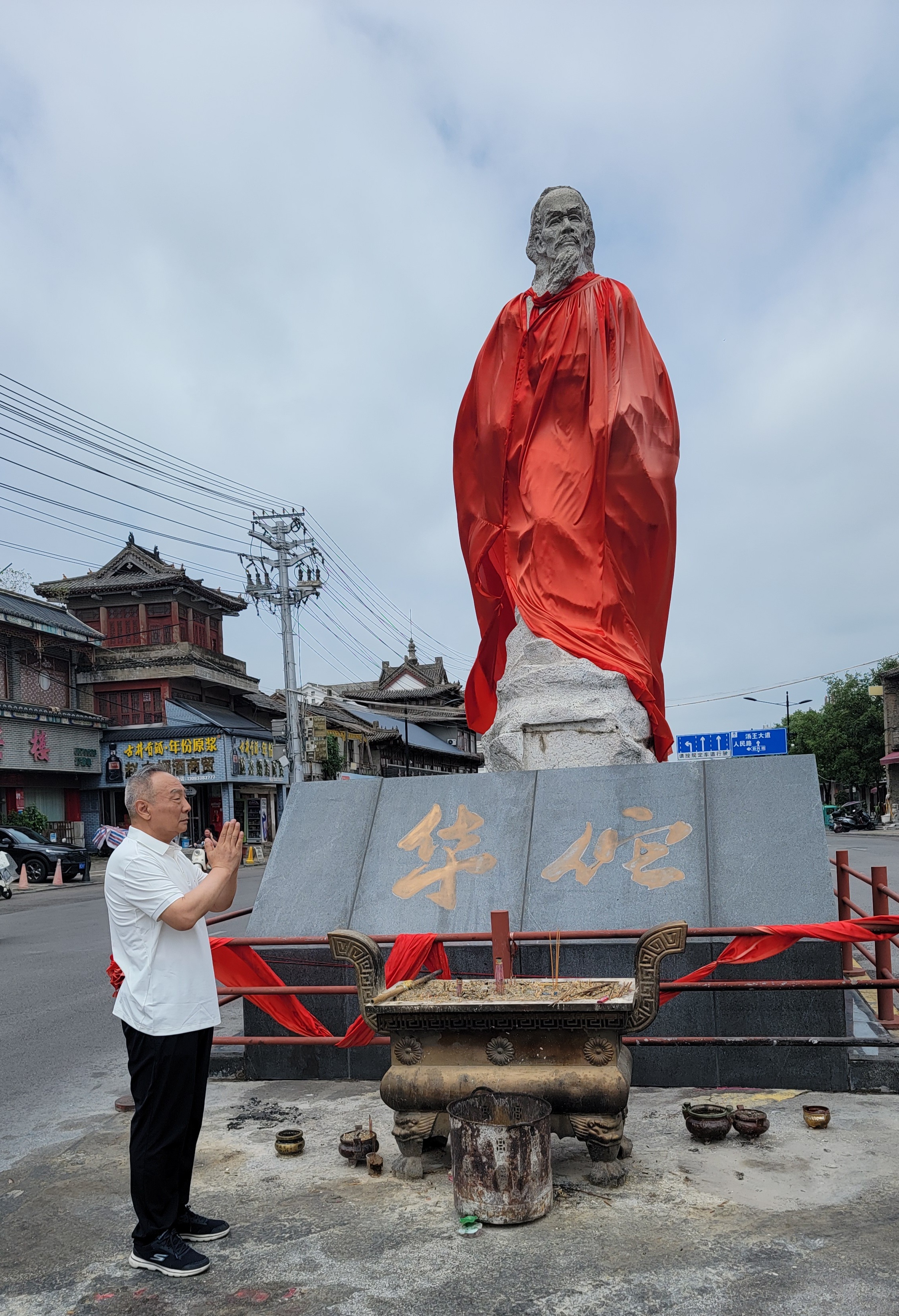 凝神入炁穴：承接添油接命，以神光为引、以丹田炁穴为归宿的筑基核心功法这套法门是百