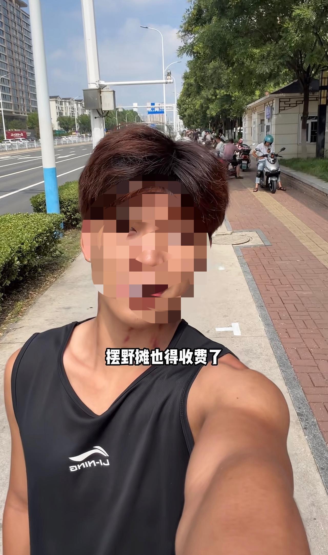 我是坚决支持我们莱山对于全区域流动摊贩进行集中管理，并且收取一定的卫生费用或者说