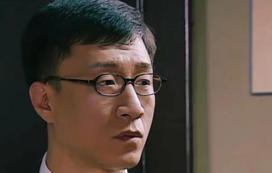 一个教授把“精英内奸”的病灶切成四刀：第一刀，位置决定可能性——没权没信息的人卖