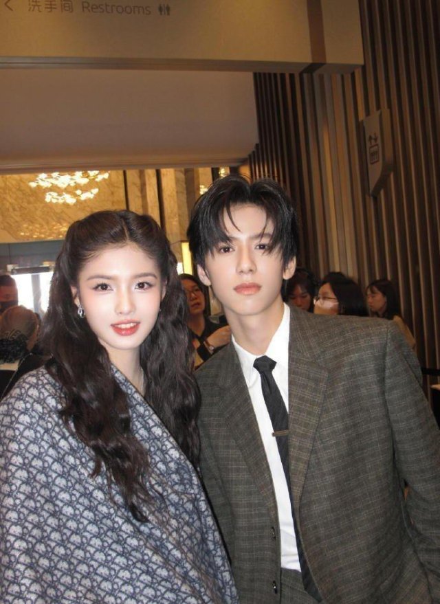 林子烨和艾米，就⁠是正儿八经的少男少‏女。 